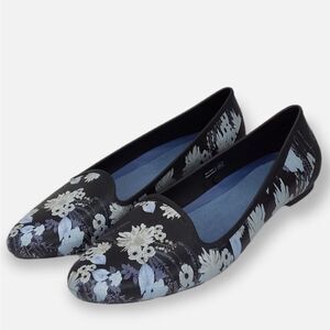 Crocs Eve Ballet Flat Size 8 Black Pointed Toe Floral Lightweight Waterproof